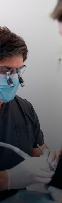 Dentista realizando tratamiento