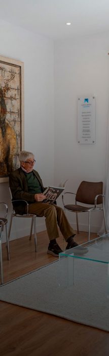 Sala de espera con paciente en clínica dental